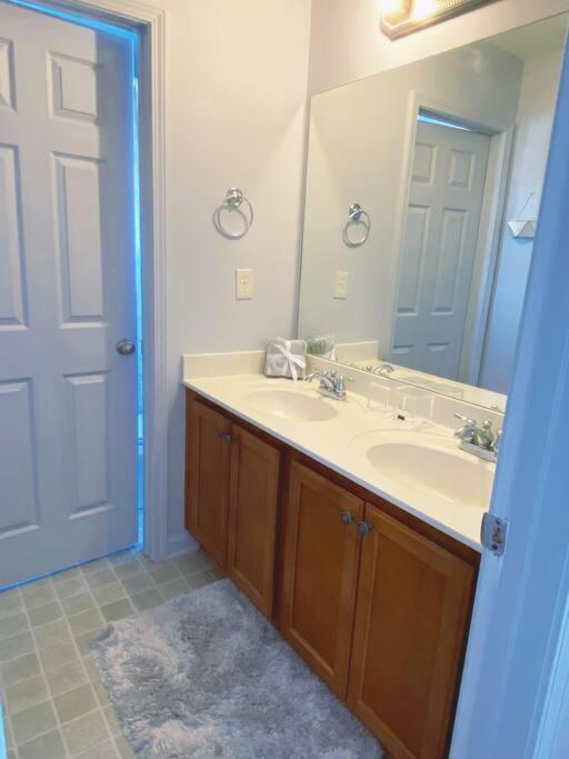 Entire Home Downtown Atl! Walk To Gwcc And More! Атланта Екстериор снимка